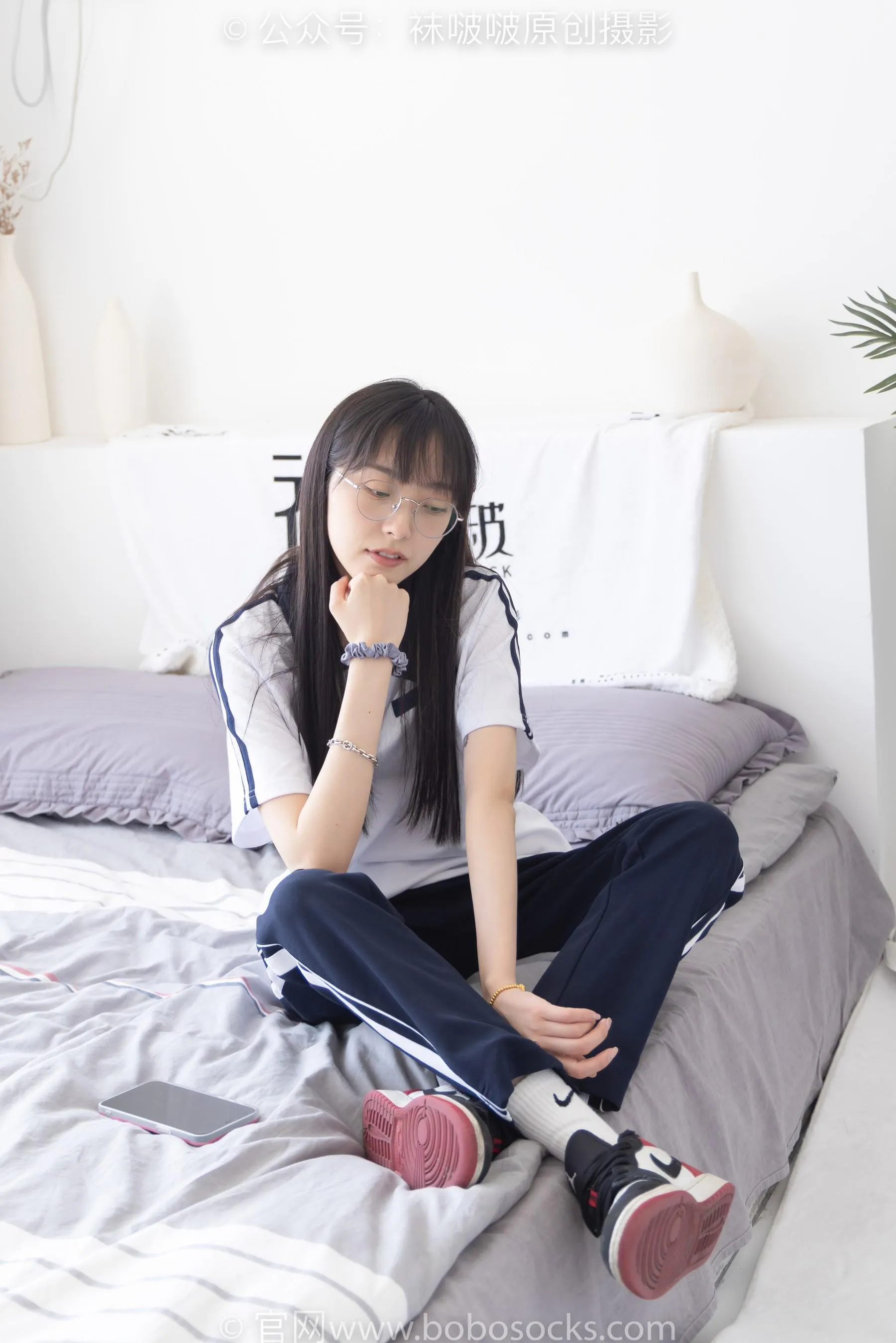 [BoBoSocks袜啵啵]NO.207 稚予-aj板鞋、白棉袜、油亮白丝、校服裤里丝 [87P]插图3